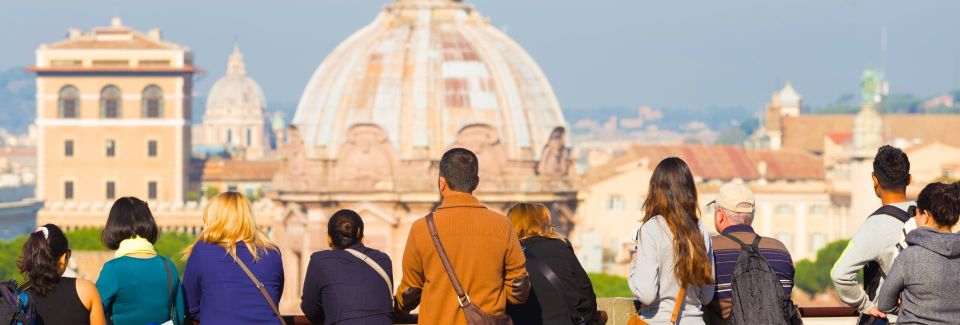 Un turista fotografa Firenze per Instagram