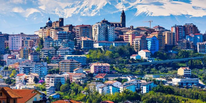 Vista esterna del centro commerciale Megalò Abruzzo, hub moderno di shopping, ristorazione e intrattenimento nel cuore d’Abruzzo.