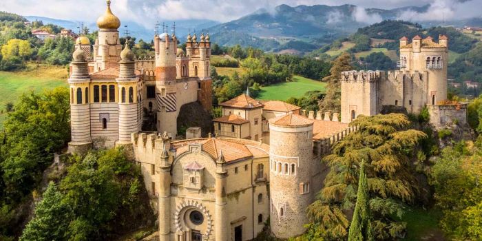 Panorama con paesaggi, borghi e attività che rappresentano esperienze uniche in Italia, dal mare alle montagne