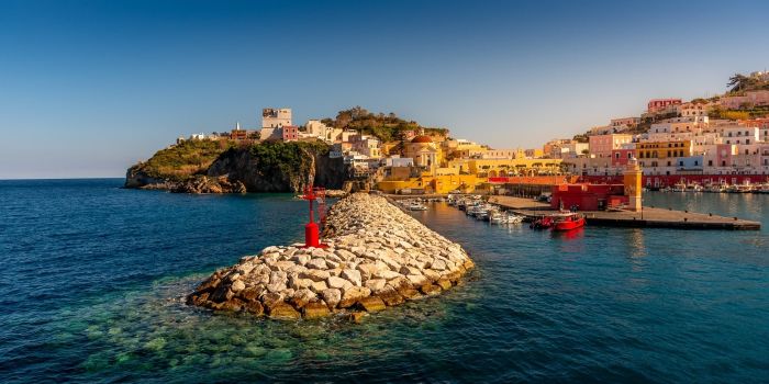 Panorama di Ponza con le case colorate affacciate sul mare, località balneare in Italia
