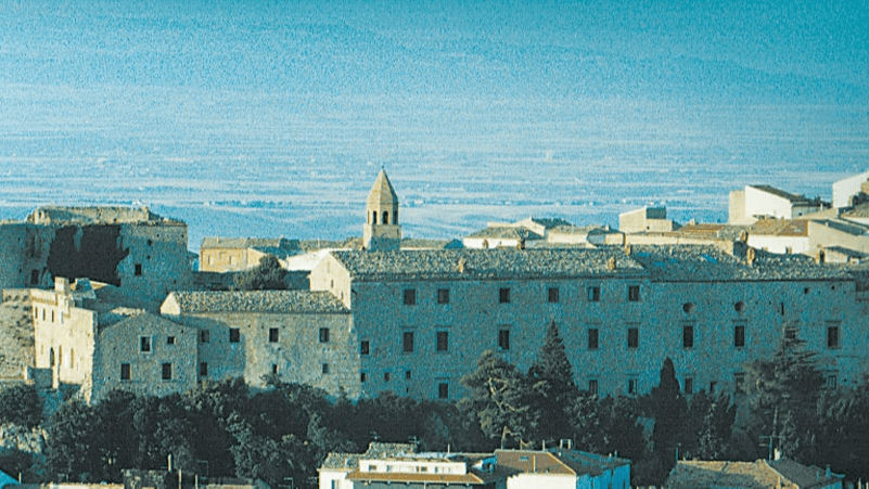 Una porta aperta su infinite avventure: il borgo fortificato di Bovino