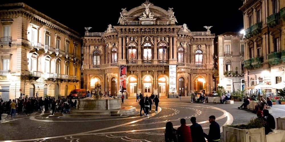 Three squares where you can spend the evening in Catania