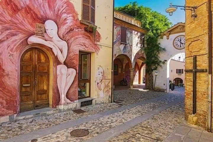 Murales in Emilia Romagna: Dozza, un borgo sorprendente 