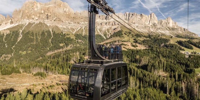 Cabinovia panoramica Carezza Dolomites sospesa tra le cime delle Dolomiti