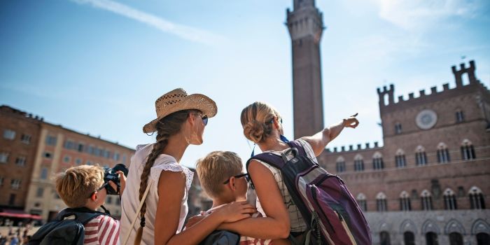 ersone in piazza a Firenze durante un viaggio in Italia in bassa stagione
