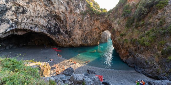 Vista mozzafiato su uno dei posti nascosti dove fare il bagno in Italia