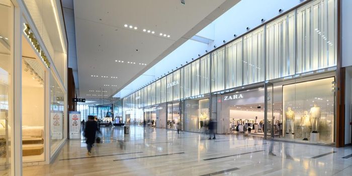 Vista interna del Centro Commerciale Adigeo per lo shopping a Verona