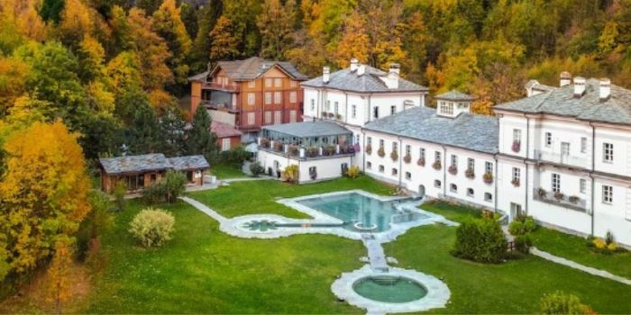 Vasca di acqua termale tra le montagne della Valle d'Aosta