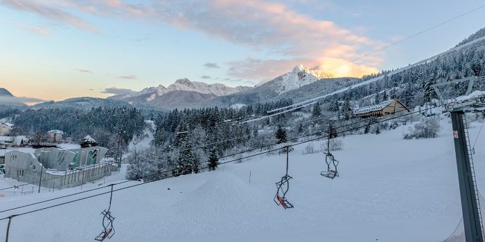 Paesaggio innevato con le montagne del Friuli Venezia Giulia.