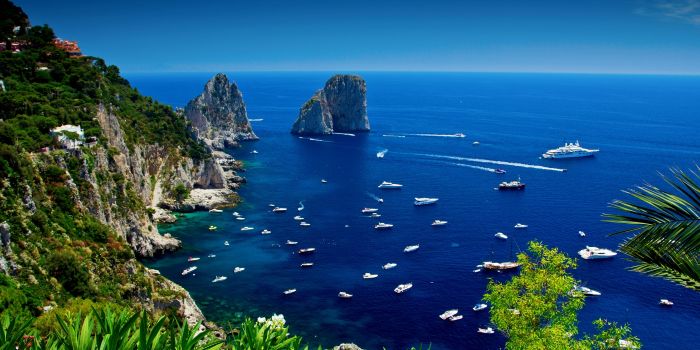 Vista panoramica sul Golfo con barche in navigazione, simbolo delle migliori escursioni in barca a Napoli tra mare, storia e paesaggi unici.