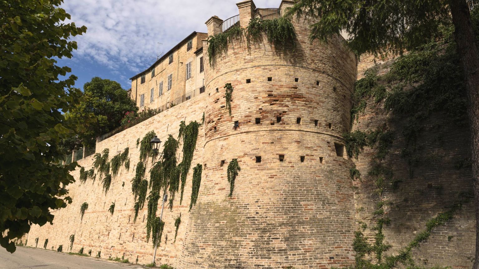 visit monte san pietrangeli - mura