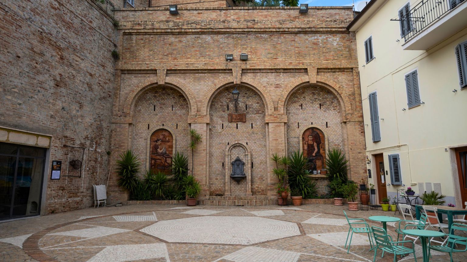 Piazza nel centro storico di Montottone