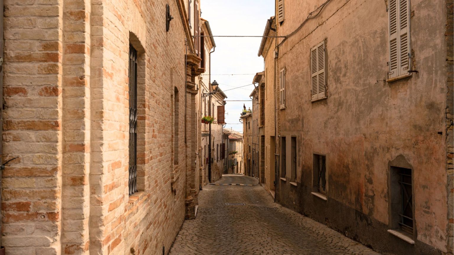 visit monte san pietrangeli - alleys