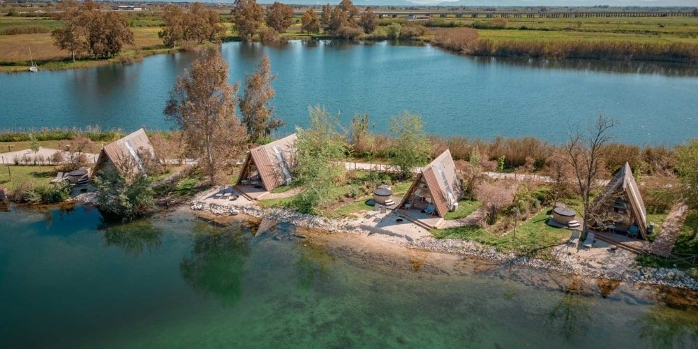 Vista su Laghi Nabi, esempio di glamping ecosostenibile in Campania Vista su Laghi Nabi, esempio di glamping ecosostenibile in Campania