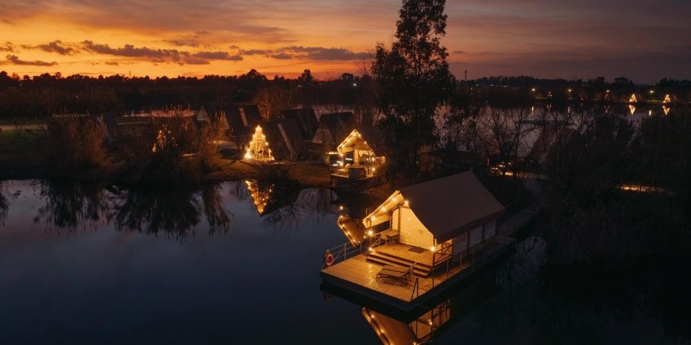 Vista al tramonto su Laghi Nabi, resort romantico a Caserta Vista al tramonto su Laghi Nabi, resort romantico a Caserta
