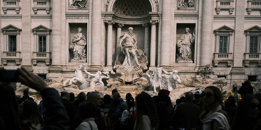 Una folla di turisti a Fontana di Trevi