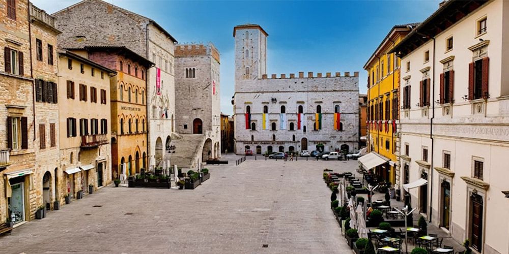10 motivi per visitare Todi: Piazza del Popolo