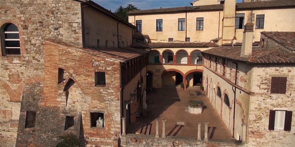 10 motivi per visitare Todi: il vecchio casale di Paolo Genovese