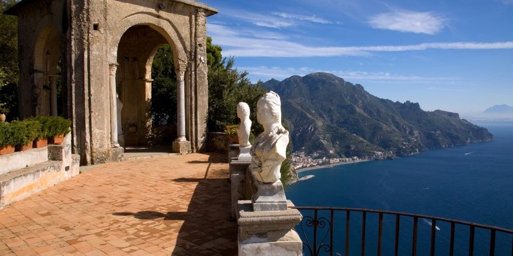 Scorcio della terrazza dell'Infinito a Ravello, tra i panorami più belli della Costiera Amalfitana Scorcio della terrazza dell'Infinito a Ravello, tra i panorami più belli della Costiera Amalfitana
