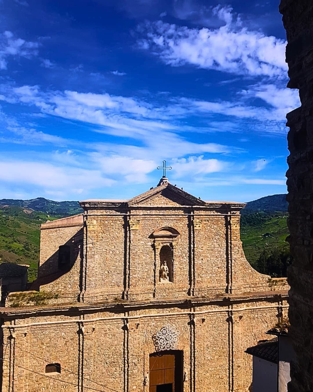 Scorcio della chiesa di San Giorgio a Oriolo Scorcio della chiesa di San Giorgio a Oriolo