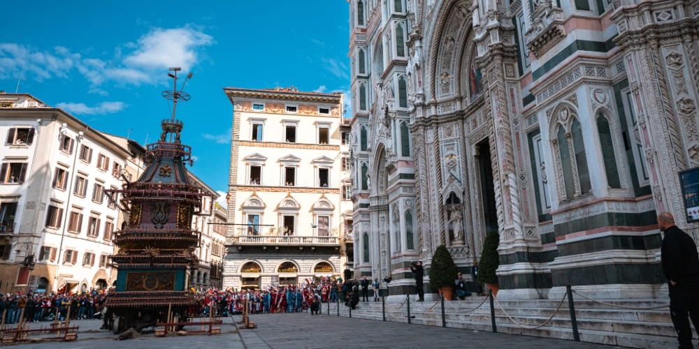 Scoppio del Carro a Firenze, una delle tradizioni di Pasqua in Italia davanti al Duomo