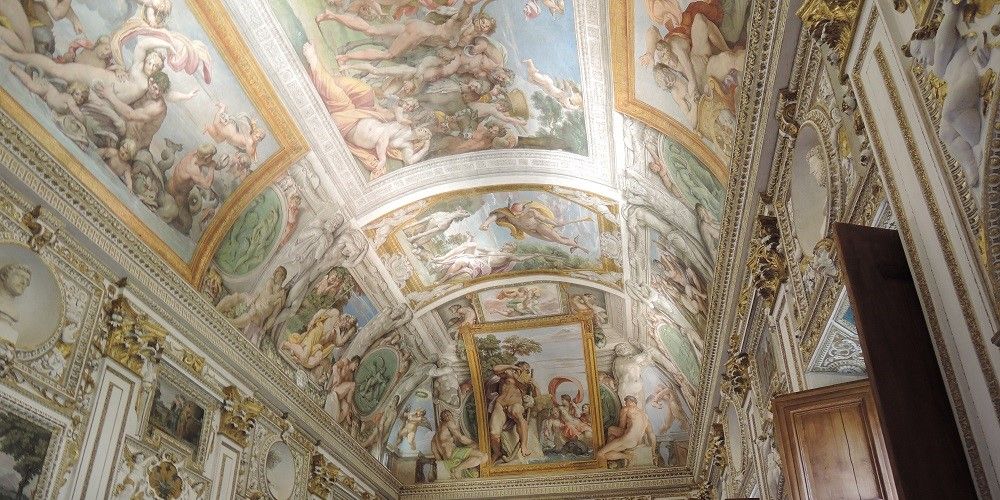 La volta Farnese con gli Amori degli dèi La volta Farnese con gli Amori degli dèi
