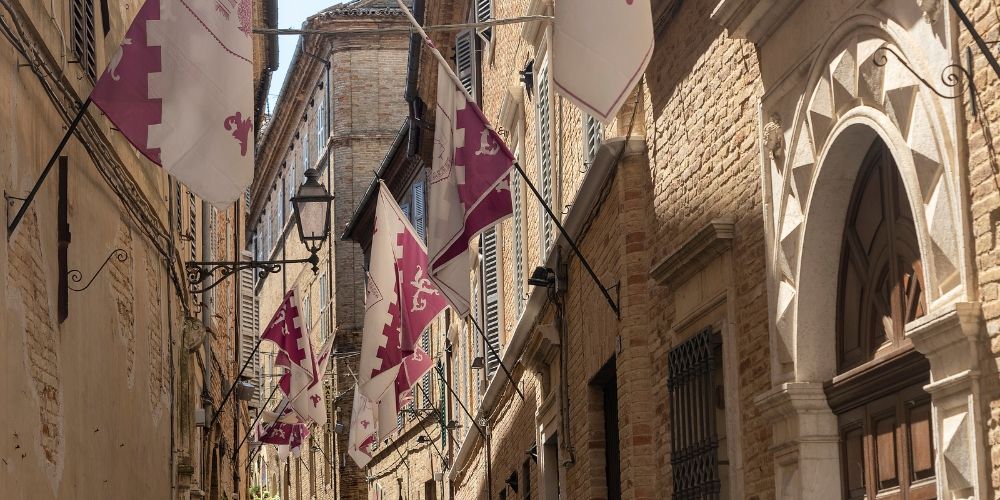 Gli Incantevoli borghi delle Marche. Direzione Treia Gli Incantevoli borghi delle Marche. Direzione Treia