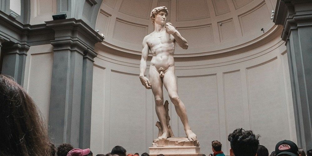 Un gruppo di turisti ammira il David di Michelangelo Un gruppo di turisti ammira il David di Michelangelo