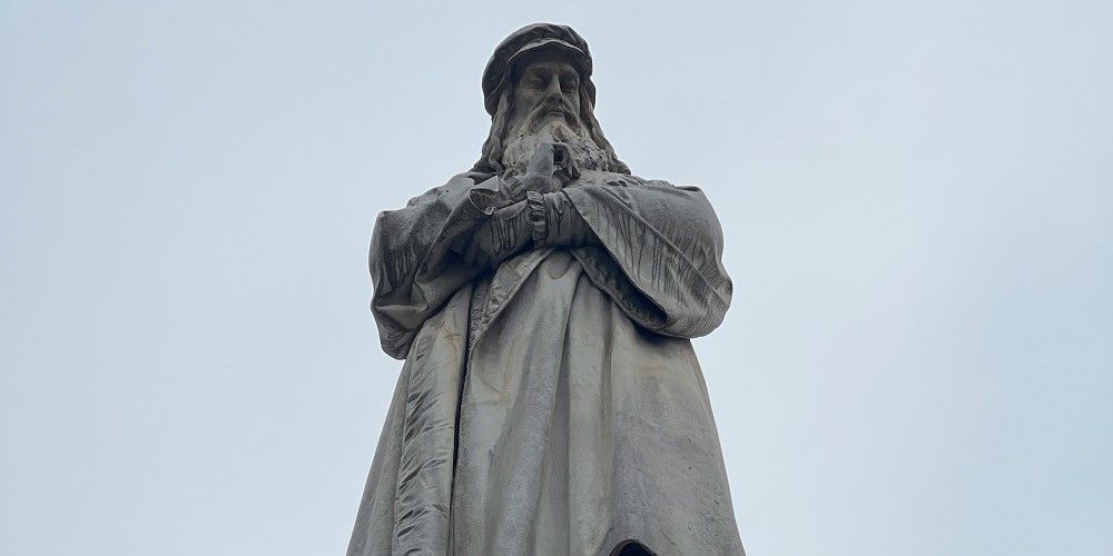 Una statua di Leonardo da Vinci a Milano nella Galleria Vittorio Emanuele II Una statua di Leonardo da Vinci a Milano nella Galleria Vittorio Emanuele II