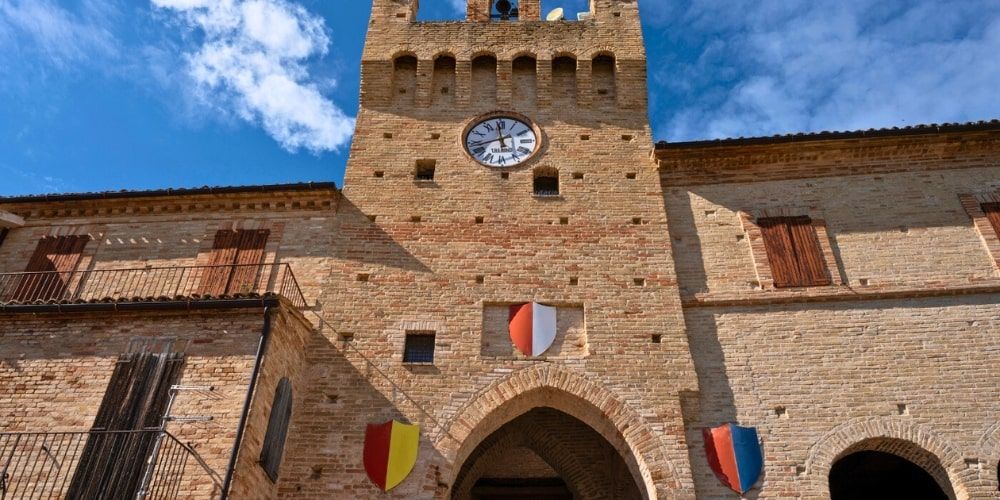 Il castello di Ponzano di Fermo e la torre campanaria Il castello di Ponzano di Fermo e la torre campanaria