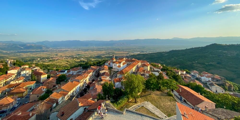Itinerario culturale ad Aielli: il borgo dei murales che osserva le stelle