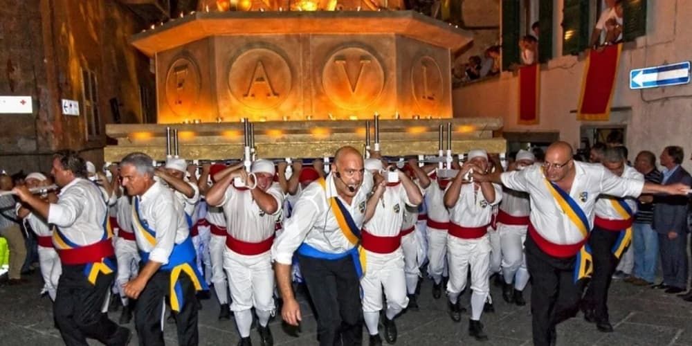 I Facchini trasportano la Macchina di Santa Rosa di Viterbo