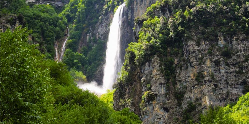 6. La cascata naturale di Zompo Lo Schioppo 6. La cascata naturale di Zompo Lo Schioppo