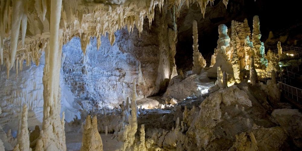 Grotte di Frasassi vicino al Tempio di Valadier Grotte di Frasassi vicino al Tempio di Valadier