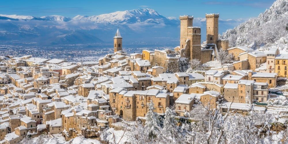 Destinazioni invernali in Abruzzo: Pacentro innevata