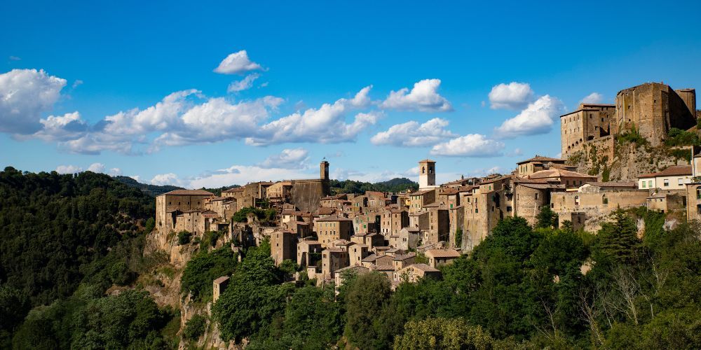 Sorano: he tuff-carved village Sorano: he tuff-carved village