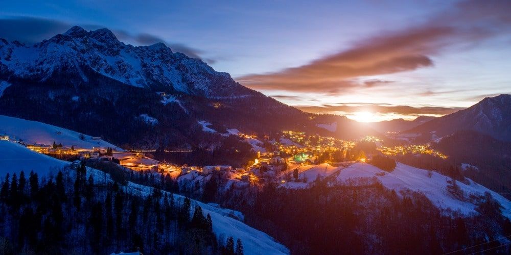 Santo Stefano di Sessanio illuminato al tramonto durante i mercatini di Natale 2025