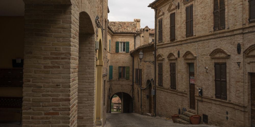 Gli Incantevoli borghi delle Marche. Treia, tra panorami e calcioni Gli Incantevoli borghi delle Marche. Treia, tra panorami e calcioni