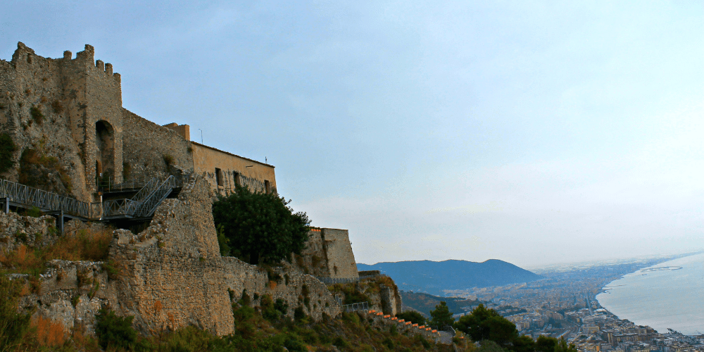 4. Il castello sul colle “Buongiorno” 4. Il castello sul colle “Buongiorno”