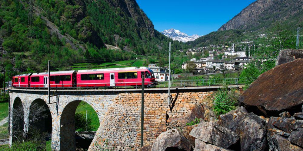 Treno rosso del Bernina a Brusio Treno rosso del Bernina a Brusio