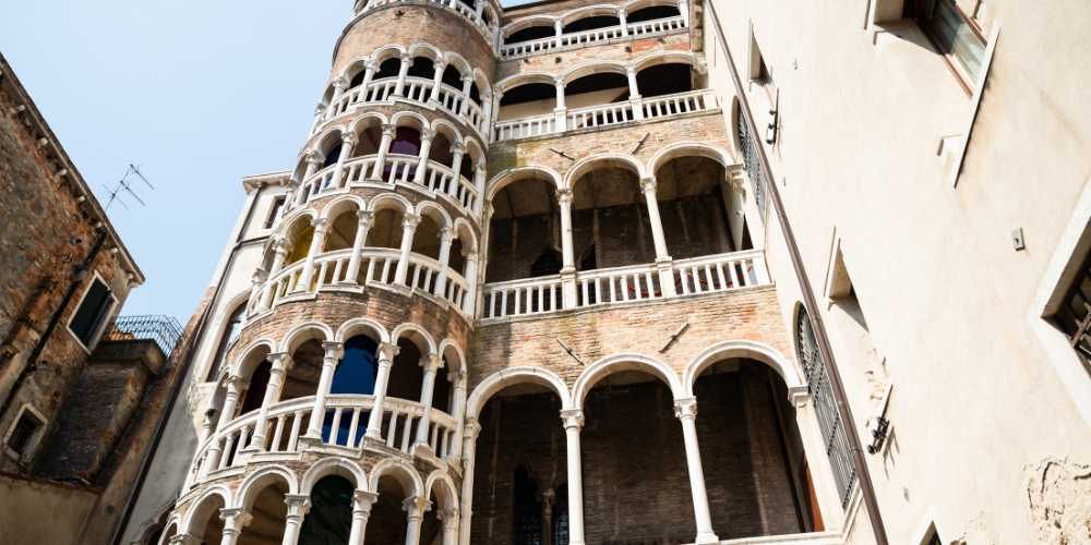 Cosa vedere a Venezia. Sali sulla scala a chiocciola più famosa di Venezia Cosa vedere a Venezia. Sali sulla scala a chiocciola più famosa di Venezia