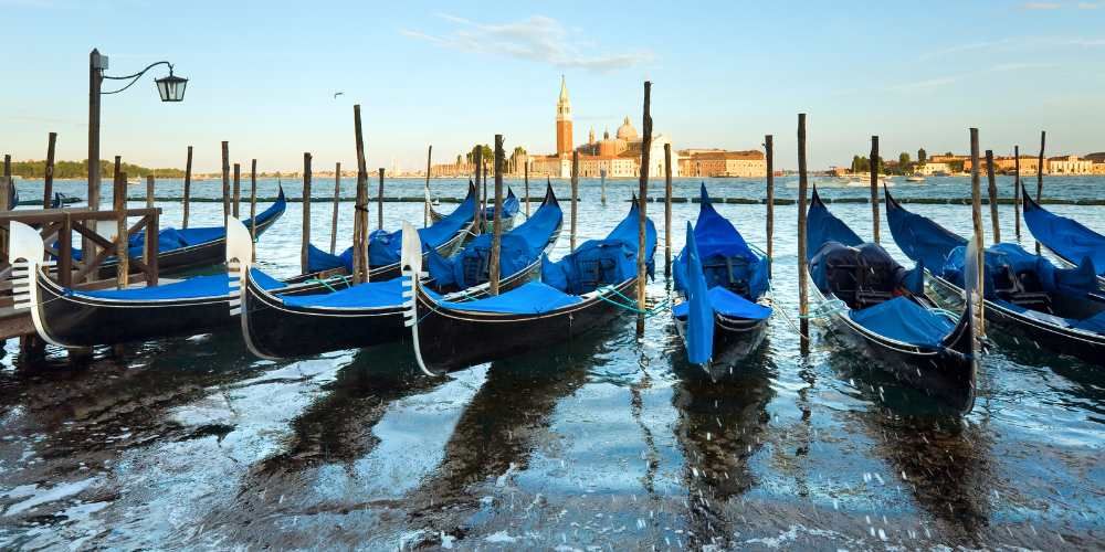 Cosa vedere a Venezia.Scivola sulle acque della laguna con un gondoliere che ti narra l’incanto di questa città Cosa vedere a Venezia.Scivola sulle acque della laguna con un gondoliere che ti narra l’incanto di questa città