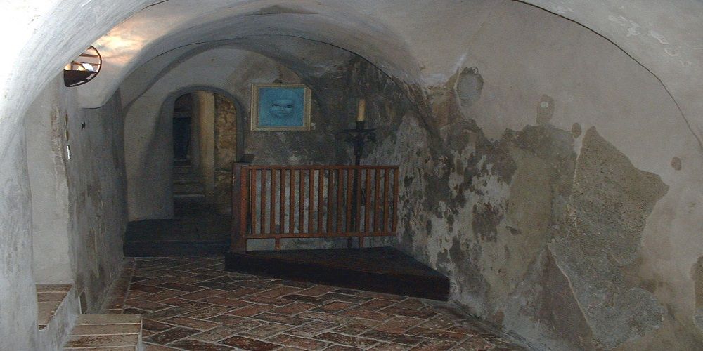 Il corridoio del castello di Montebello, presunta dimora del fantasma di Azzurina  Il corridoio del castello di Montebello, presunta dimora del fantasma di Azzurina