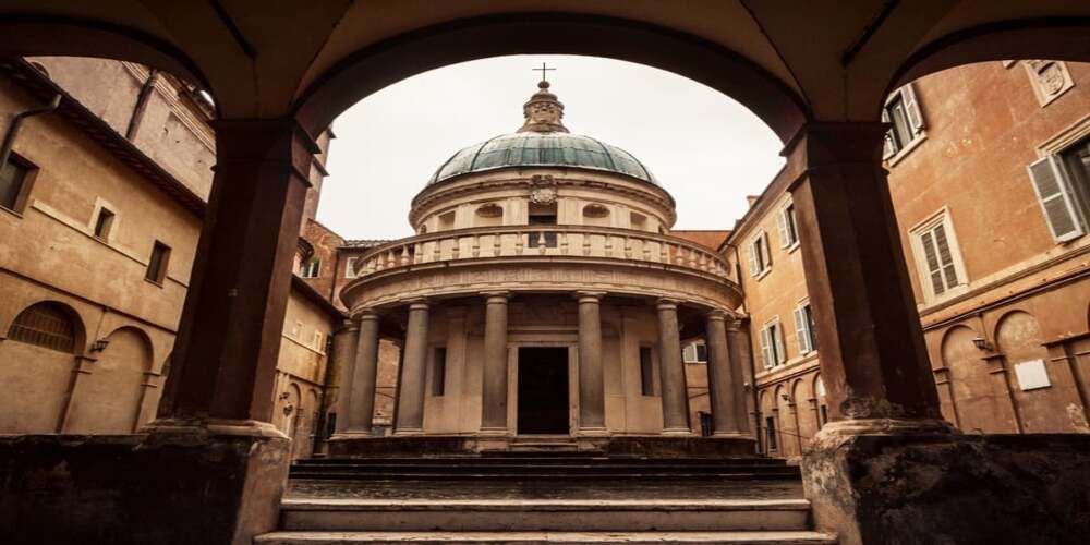 Things to do in Trastevere neighborhood: entering in Tempietto del Bramante fountain