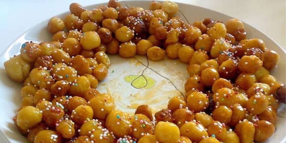 Struffoli-Cicerchiata, Carnival cakes Struffoli-Cicerchiata, Carnival cakes