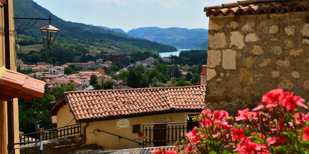 Where is Villetta Barrea and how to get there