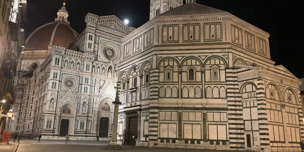 Among the 10 must-see squares in Florence: Piazza del Duomo (here at night) Among the 10 must-see squares in Florence: Piazza del Duomo (here at night)