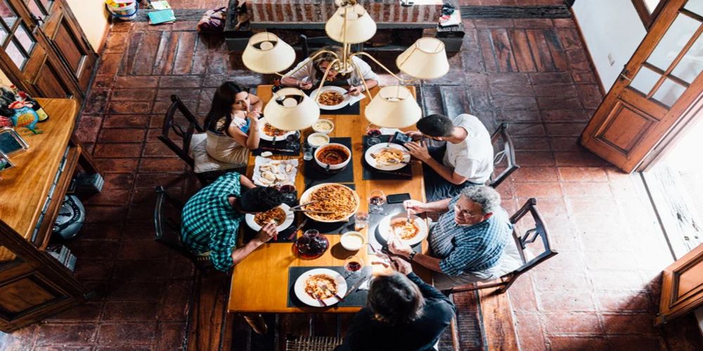 Stereotipi sugli italiani: puntualità e dinamiche familiari Stereotipi sugli italiani: puntualità e dinamiche familiari