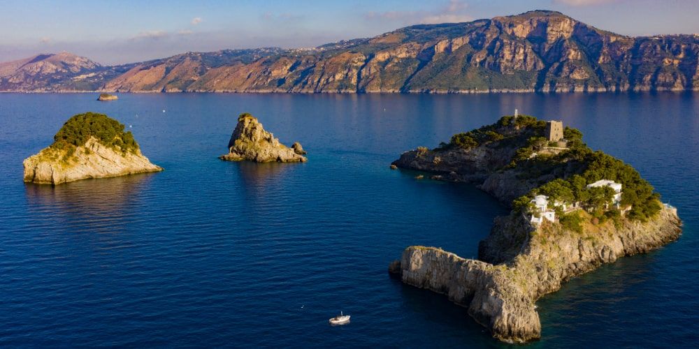 Navigazione tra Li Galli e Punta Campanella Navigazione tra Li Galli e Punta Campanella