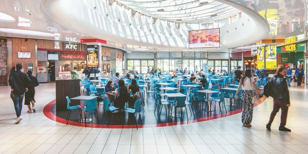 Food court del centro commerciale La Cartiera a Pompei Food court del centro commerciale La Cartiera a Pompei